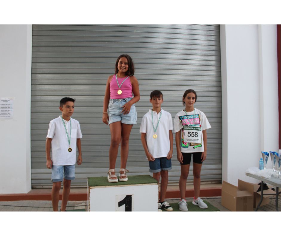 Los Trofeos A Los Ganadores Del Torneo De Verano De Tenis Se Entregan