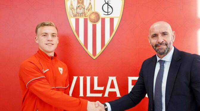 El fontaniego, Iker Villar, delantero de la Cantera SevillaFC, firma su primer contrato profesional y será sevillista hasta junio de 2028