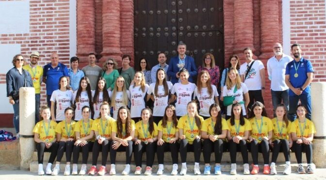 Alcalde y delegado de Deportes reciben a las campeonas de voleibol de Andalucía en la previa del campeonato de España