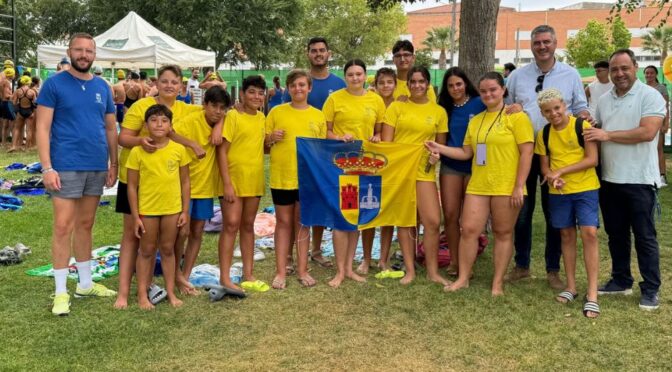 Fuentes de Andalucía celebra en la piscina municipal la 3ª jornada del circuito provincial de natación de competición con la participación de un equipo local (incluye imágenes del evento y noticia audiovisual)