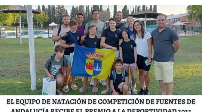 El equipo de natación de competición de Fuentes de Andalucía recibe el premio a la deportividad 2023