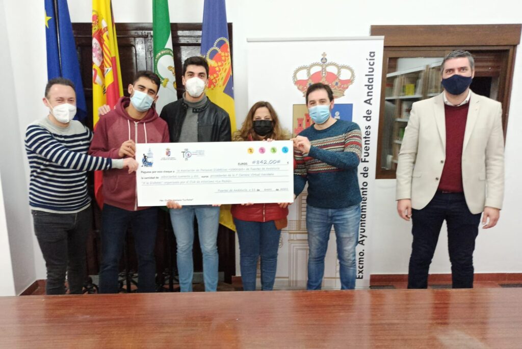 La Asociación de Personas Diabéticas 100TO20 recibe cheque en nombre del  Club de Atletismo de La Pechá,con la recaudación de la “I° Carrera Virtual  X La Diabetes” con la que colabora el